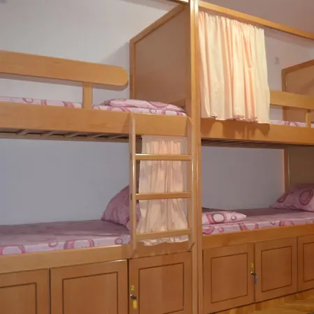 Valentin 2 بيت شباب سكوبجي